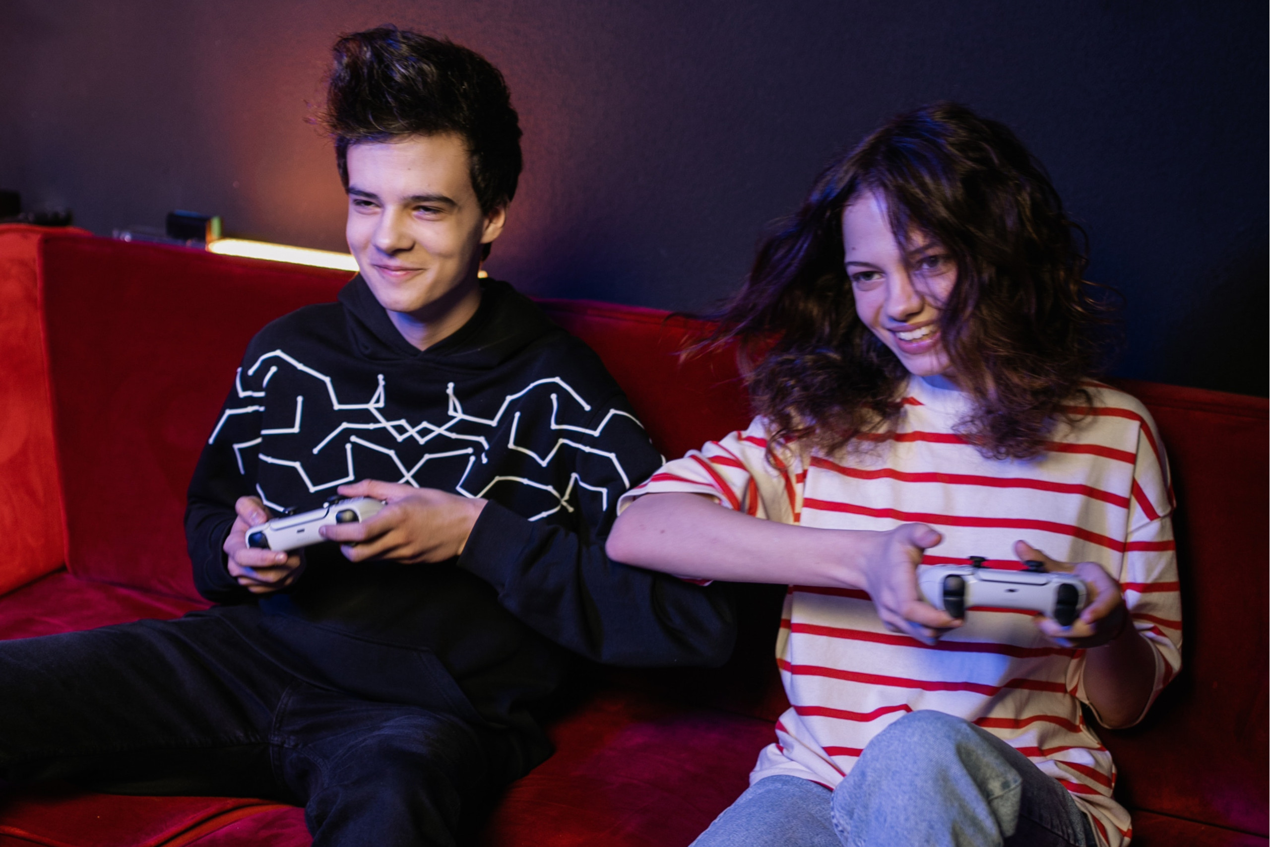 Ein Junge und ein Mädchen spielen gemeinsam Videospiele.