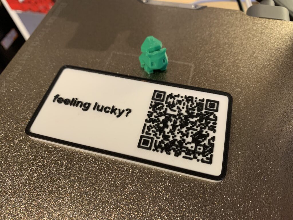3D-gedrucktes Schild mit QR-Code und der Aufschrift "feeling lucky?".
